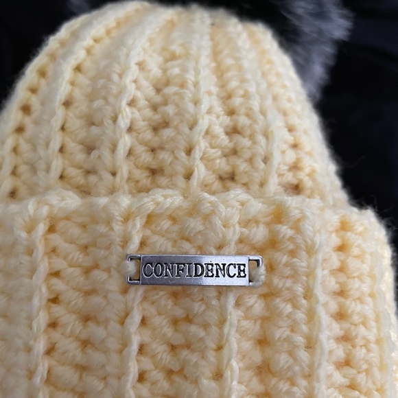 New Born Knitted Toque with Faux Fur pompom - Picture 2 of 4